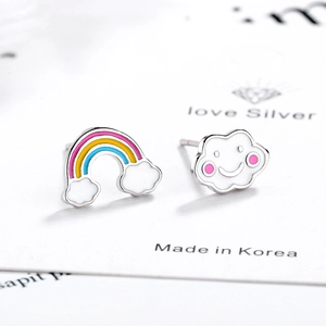 Orecchini a perno asimmetrici in argento con arcobaleno in smalto e nuvola felice