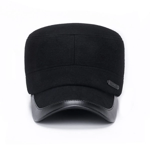 Schwarze Herren-Wintermütze aus Wolle mit Lederkrempe und SPORT-Metallverzierung