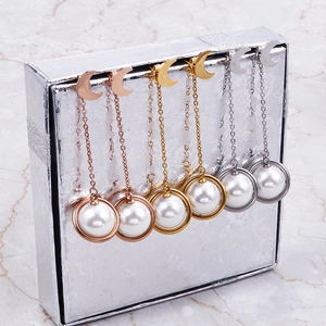 Boucles d'oreilles lune en acier titane avec pompons de perles en or, argent et rose
