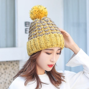 Berretto invernale da donna in maglia spessa con design patchwork giallo e grigio e pompon