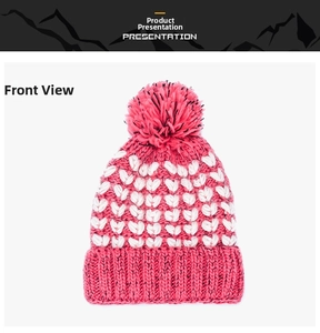 Dettaglio della trama a cuore in maglia rosa e bianca e pompon morbido sul cappello