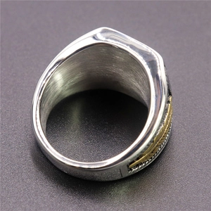 Herrenring aus Edelstahl in Silber mit goldenen Federmustern und gebürsteter Oberfläche