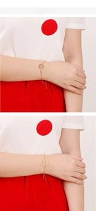 Detailansicht des goldenen Smiley-Armbands am Handgelenk mit verstellbarem Glied