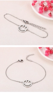 Nahaufnahme von Silberarmband mit Smiley-Anhänger, Hohl-Rund-Design und Karabinerverschluss