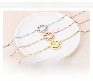 Detailansicht der Smiley-Gesicht-Armbänder aus Edelstahl in Gold, Silber und Roségold