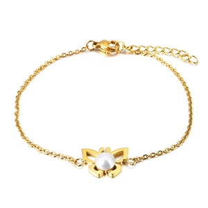 Elegantes goldenes Schmetterlingsarmband mit Perle und verstellbarer Kette auf Weiß
