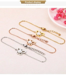 Detail der Schmetterlingsanhänger mit weißer Perle an Gold-, Roségold- und Silberarmbändern