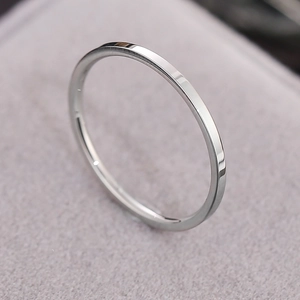 Anillo minimalista ultrafino de acero de titanio con acabado plateado liso sobre terciopelo