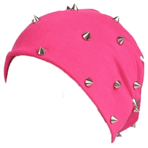 Détail du bonnet en tricot rose fuchsia orné de clous coniques argentés style punk