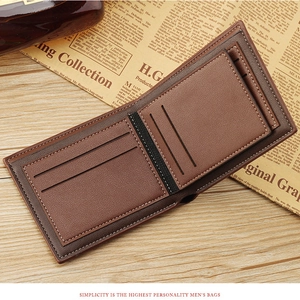 Détail de l'intérieur du portefeuille pour homme marron montrant les fentes pour cartes