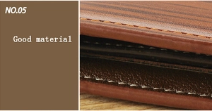 Détail d'un portefeuille en cuir marron montrant des surpiqûres doubles et un grain de cuir