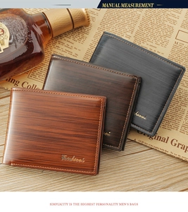 Trois portefeuilles pliables pour hommes avec texture bois en noir et marron sur un journal