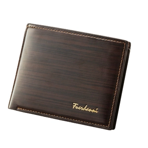 Portefeuille bifold marron foncé pour hommes avec texture bois et logo doré sur blanc