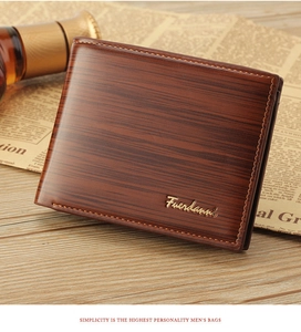 Gros plan d'un portefeuille marron pour homme avec texture bois et logo en métal doré