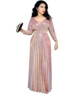 Détail de la robe longue plissée rose doré avec décolleté en V profond et manches longues