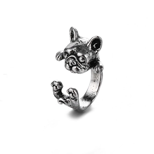 Detalle de anillo de Bulldog Francés en plata antigua con texturas de metal punk