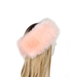 Detailaufnahme des weichen rosa Kunstpelz-Stirnbandes für warme Ohren im russischen Stil