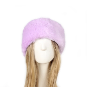 Dettaglio della morbida pelliccia sintetica di un colbacco rosa in stile russo