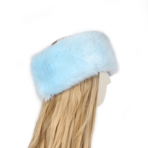 Nahaufnahme des hellblauen Kunstfell-Stirnbands mit weicher Textur für Damen im Winter