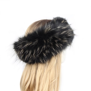 Details eines flauschigen schwarzen Kunstpelz-Stirnbandes auf blondem Haar