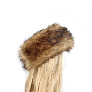 Detailansicht eines dicken Kunstpelz-Winterstirnbands an einem Modellpuppenkopf