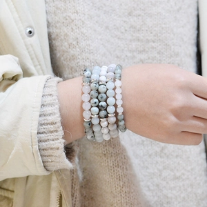 Set di braccialetti multistrato fatti a mano con pietre di luna naturali rosa e bianche