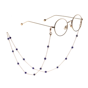 Catenina per occhiali dorata con perle a occhio blu e occhiali rotondi classici