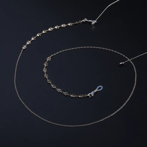 Chaîne de lunettes dorée avec breloques couronne et boucles en silicone antidérapantes