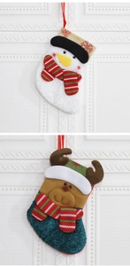 Chaussettes de Noël détaillées en feutre avec motifs de bonhomme de neige et renne