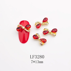 Charm per unghie a fiocco rosso 7x13mm con base dorata e strass colorati per manicure