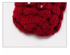 Gros plan sur le haut d'un bonnet rouge tricoté avec coutures et strass brillants