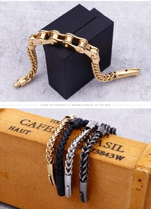Details von mechanischen Biker-Armbändern in Gold, Silber und Schwarz auf Box