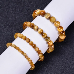 Bracciali in pietra naturale occhio di tigre di varie dimensioni su un espositore