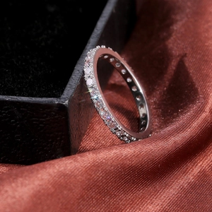 Vue macro d'une bague d'éternité en argent avec cristaux de zircone cubique pavés