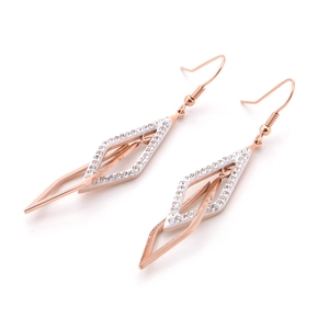 Vue détaillée des boucles d'oreilles double losange creux en or rose et cristaux blancs