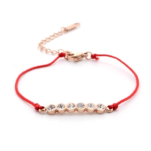 Bracciale in corda rossa con barra in oro rosa con sei zirconi e numeri romani