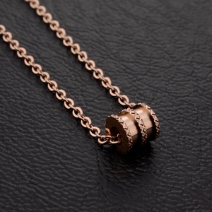 Collier avec pendentif cylindre en or rose et texture diamant sur cuir noir