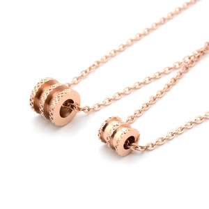 Deux colliers pour femmes en acier titane or rose avec pendentifs cylindriques