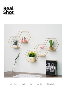 Détail d'étagère murale hexagonale nordique en métal doré avec base en bois clair