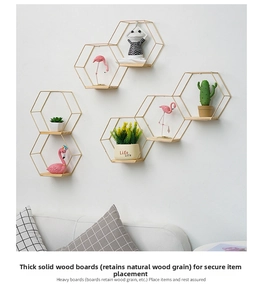 Détail d'étagère murale hexagonale nordique avec cadre doré et base en bois