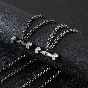 Pendentif haltère en acier titane avec finition métallique gris foncé pour fitness