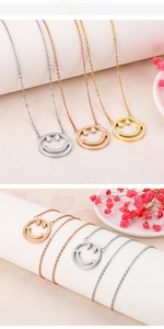 Détail des colliers avec pendentif smiley ajouré en finitions argent, or et or rose