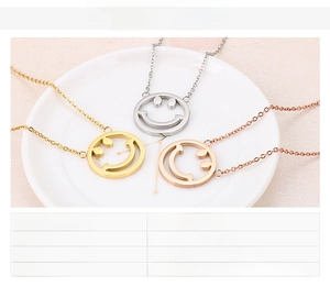 Vue détaillée de colliers à pendentif smiley en acier inoxydable en trois couleurs
