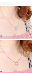 Détails de colliers visage souriant argent et or rose avec chaîne minimaliste