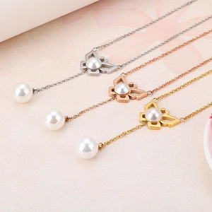 Collier papillon en acier titane avec perles en finitions argent, or et or rose