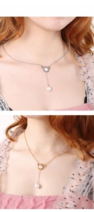 Détail du collier en Y avec papillon et perles montrant le design en métal creux