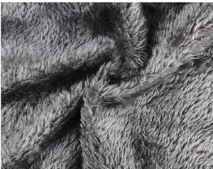 Gros plan sur la doublure polaire grise montrant la texture douce pour bonnet d'hiver