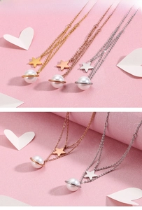 Dettaglio della collana a doppio strato con stella e perla in oro, oro rosa e argento