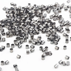 Vue macro de petits tubes de sertissage en métal noir pour la création de bijoux DIY