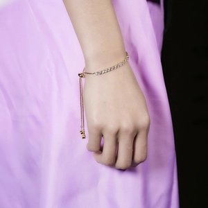 Bracelet élégant 3mm en or et zircons pour femme avec fermoir réglable sur soie violette